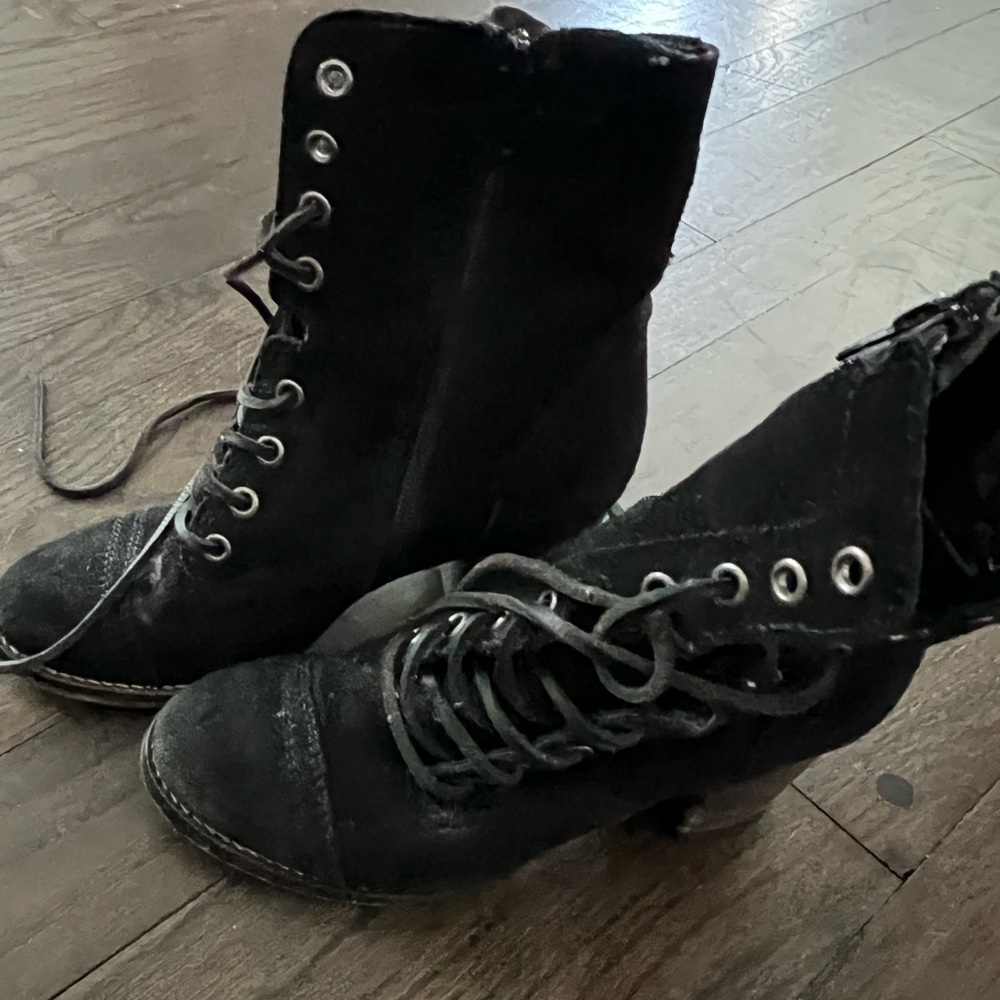 Steve Madden Lace up suede boots.